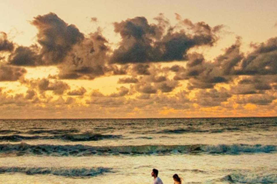 Pareja caminando por la playa