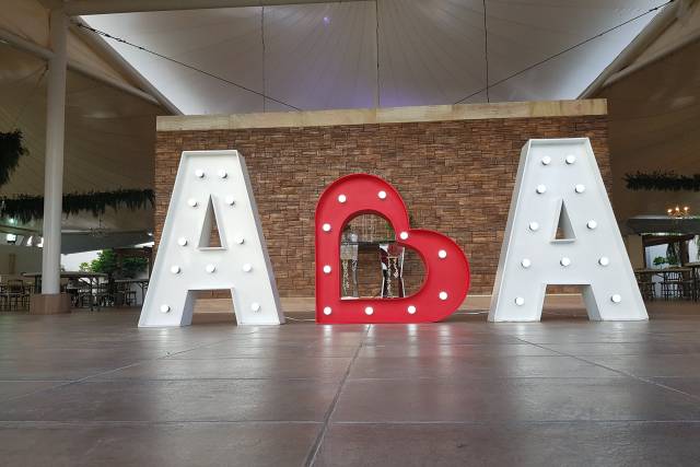 Iniciales y corazón para boda