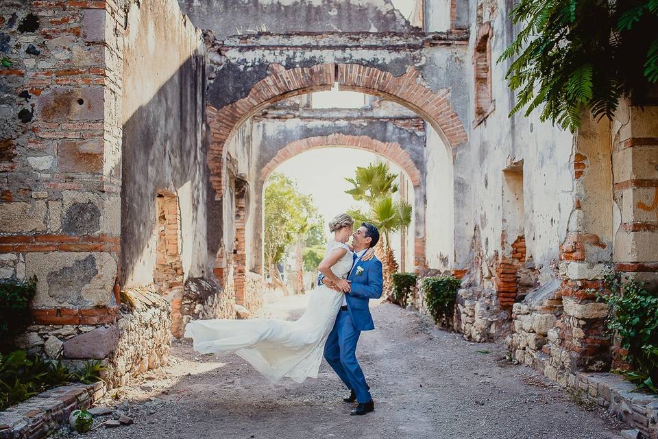 Pareja posando en los arcos