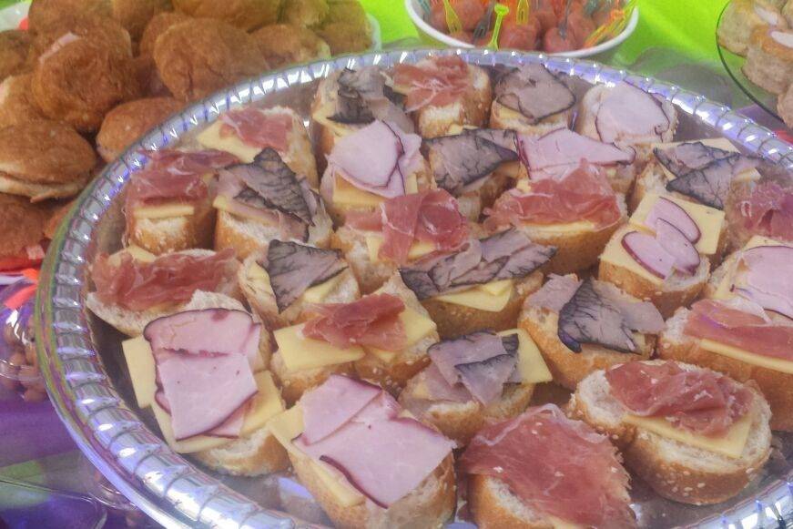 Mesa de tapas y canapés