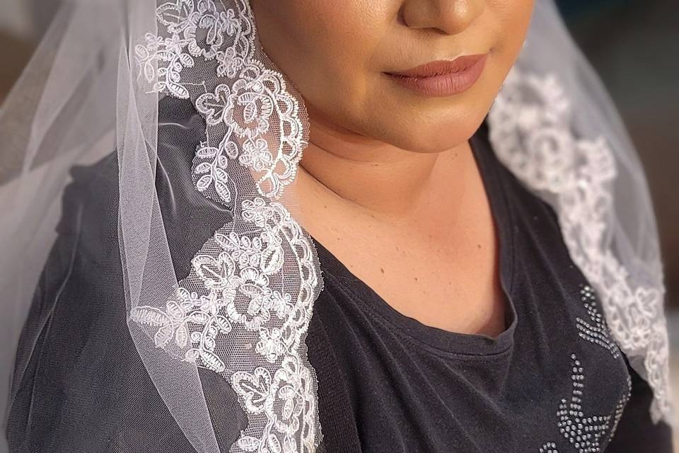 Maquillaje y peinado de novia con velo