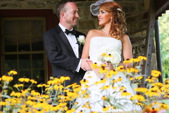 Novios en un jardín con flores amarillas