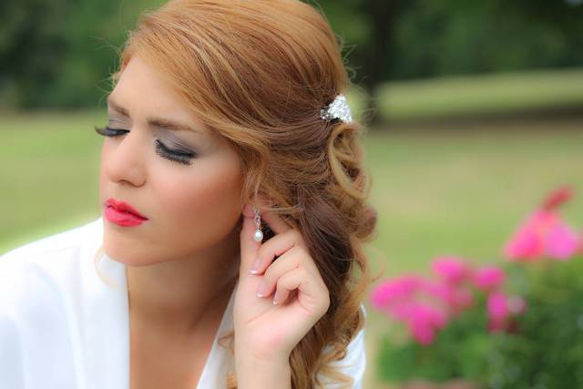 Novia de perfil con los ojos cerrados en un jardín