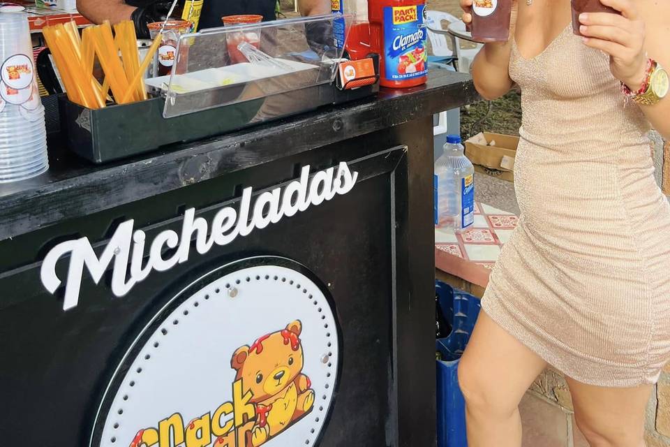 Bebiendo micheladas en el carrito