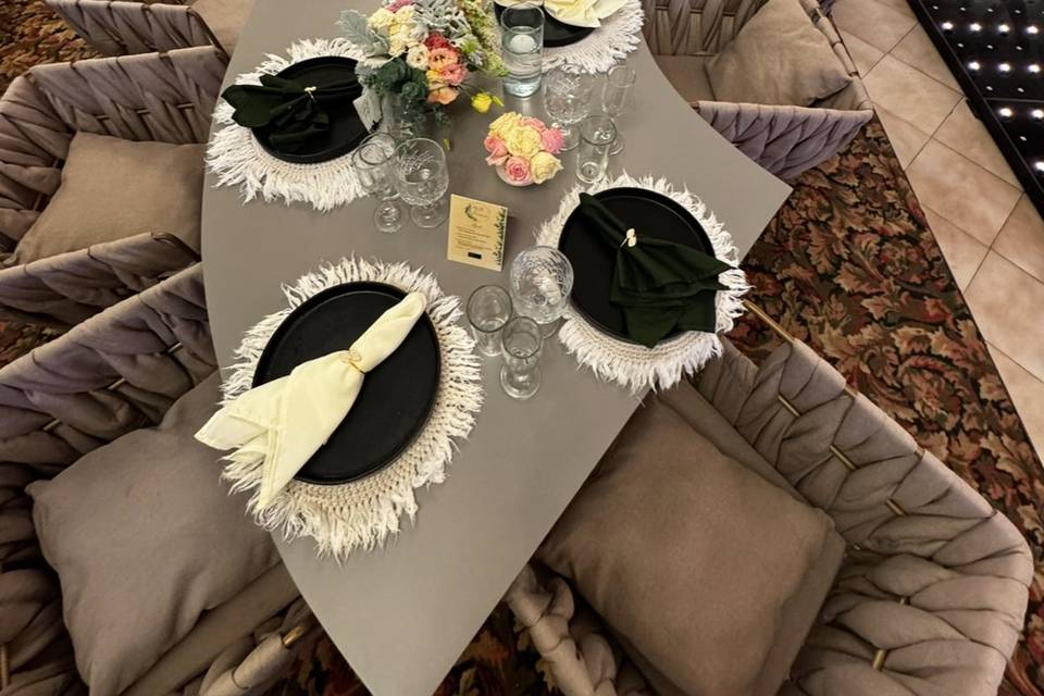 Mesa serpentina con silla bask