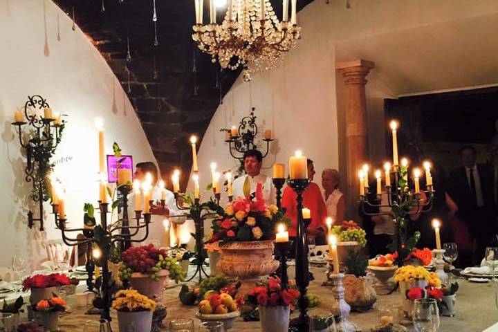 Mesa decorada con flores