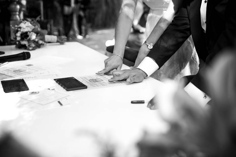Firmando el acta de matrimonio