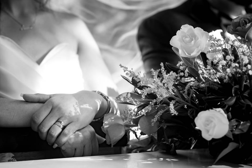 Ramo de rosas y anillo