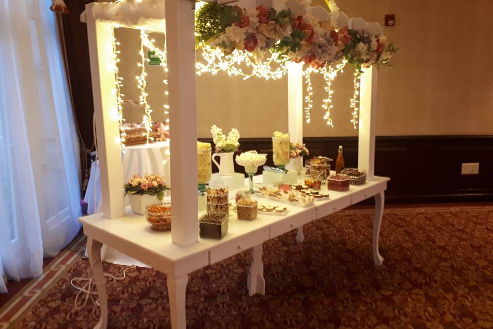 Mesa de dulces con luces