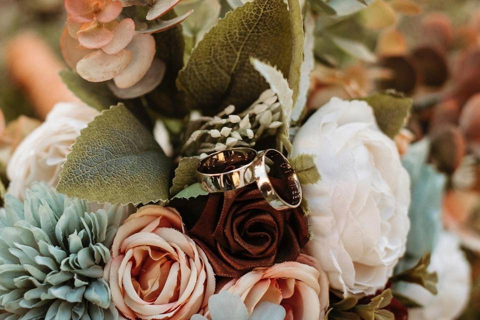 Flores con anillos de boda