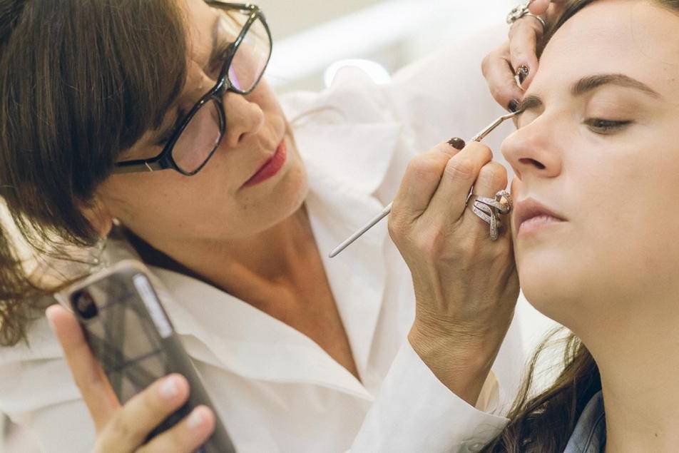 Perfilando la cejas