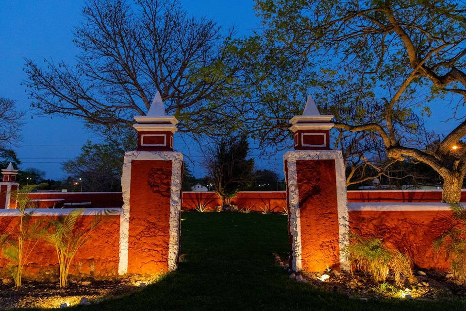 Entrada jardín ceiba noche