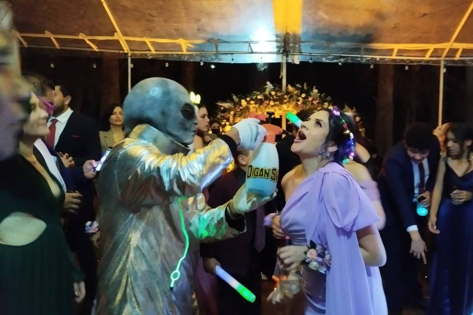 El Alien de fiesta!!