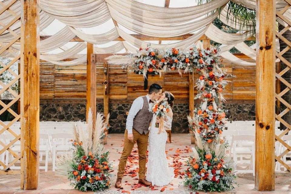 Novios en ceremonia religioso