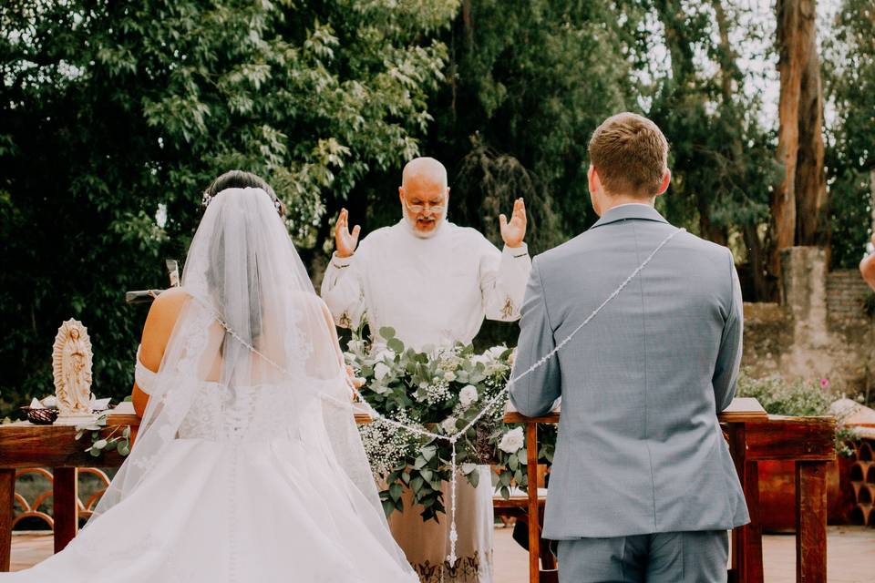 Novios en ceremonia religiosa