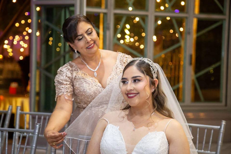 Arreglo de novia y mamá