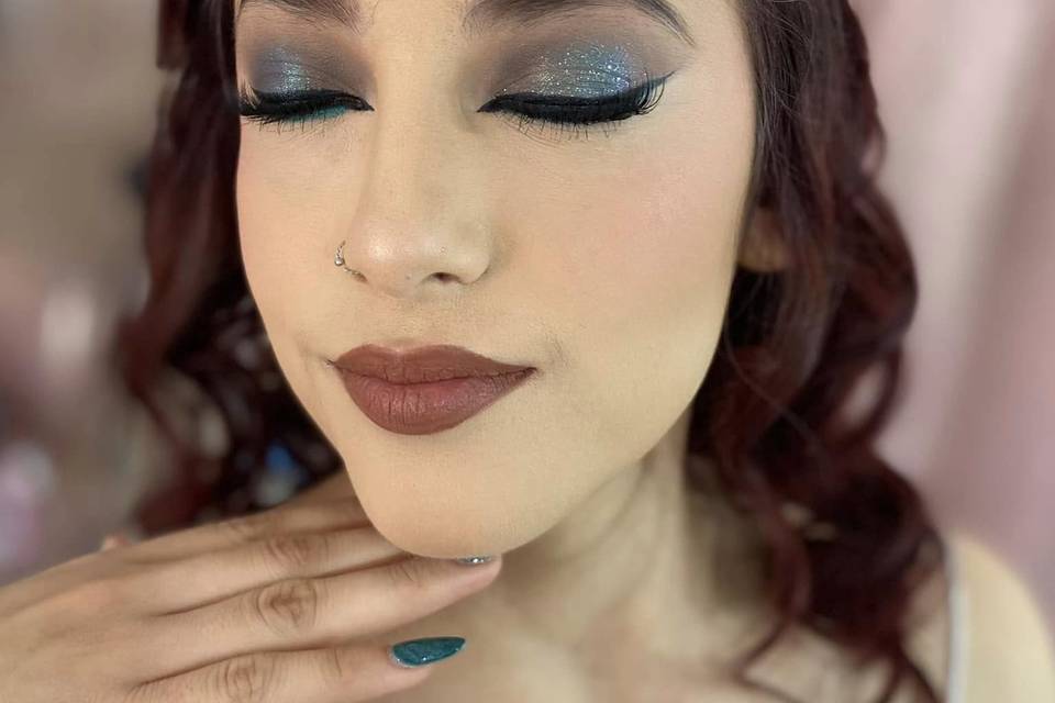 Maquillaje con delineado negro y sombras brillantes