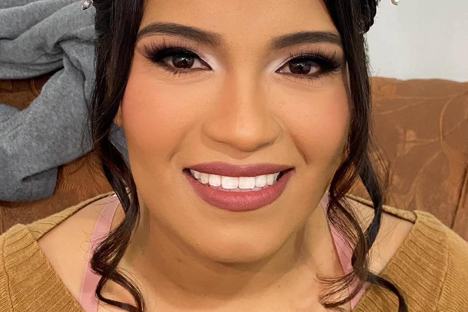 Novia con corona en la cabeza