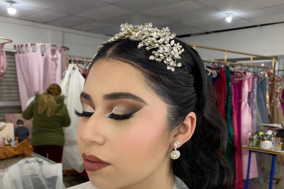 Novia con maquilaje glamouroso con tiara de brillantes