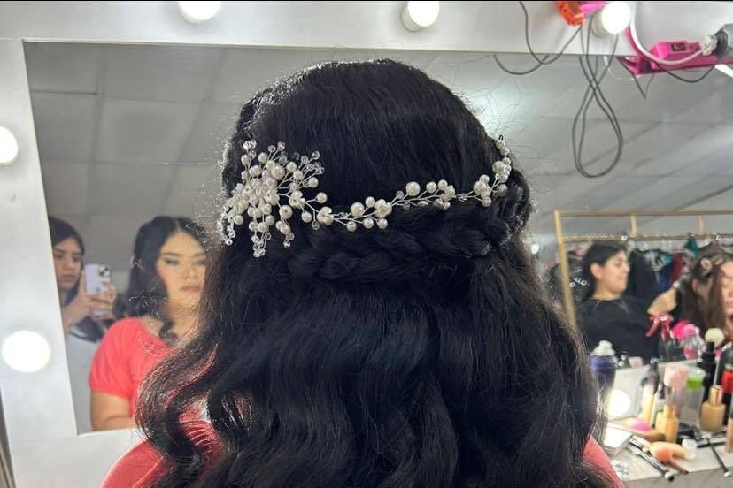 Peinado ondulado con trenza con tocado blanco