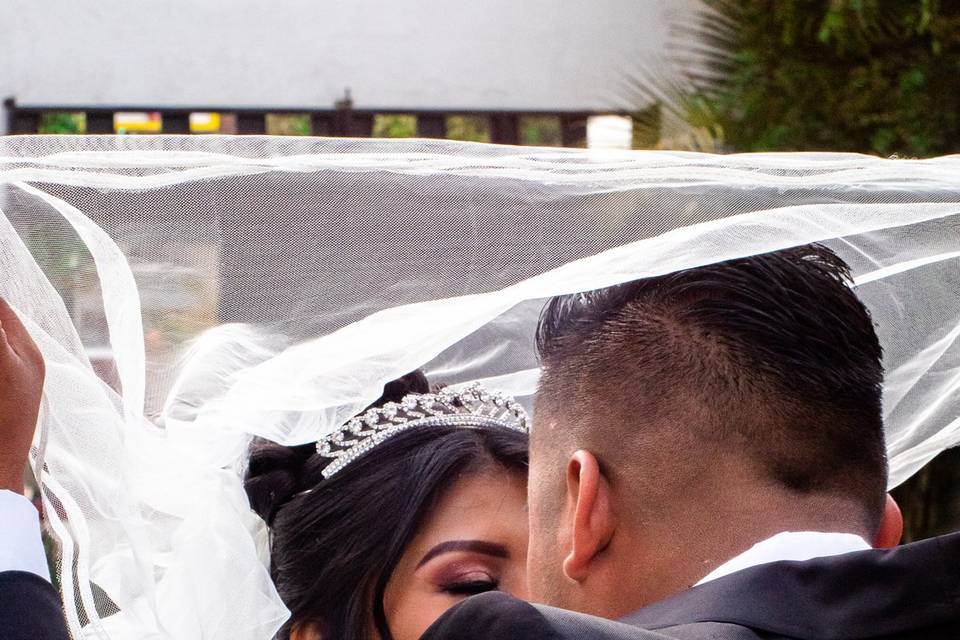 Beso de recién casados