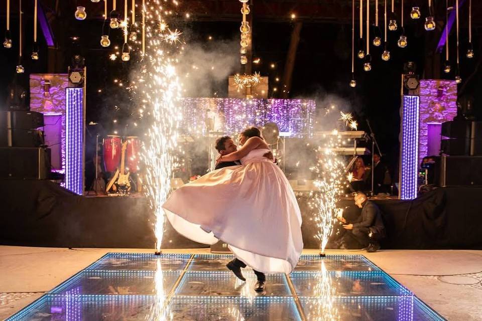 Novios bailando con chispas