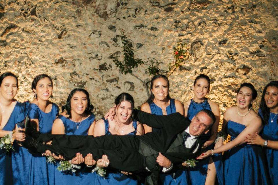 Julio y damas de honor