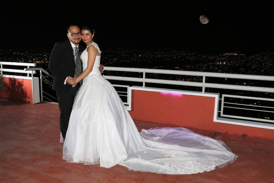 Novios en terraza y luna