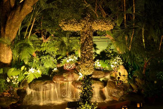 Arreglo de fuente con flores