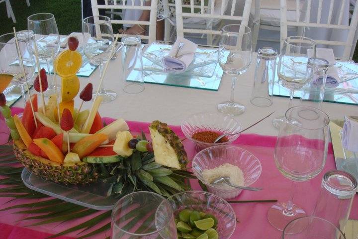 Mesa con arreglo frutal al centro