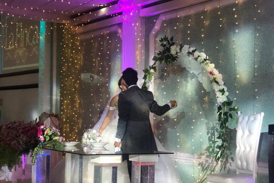 Novios en su mesa dándose un beso