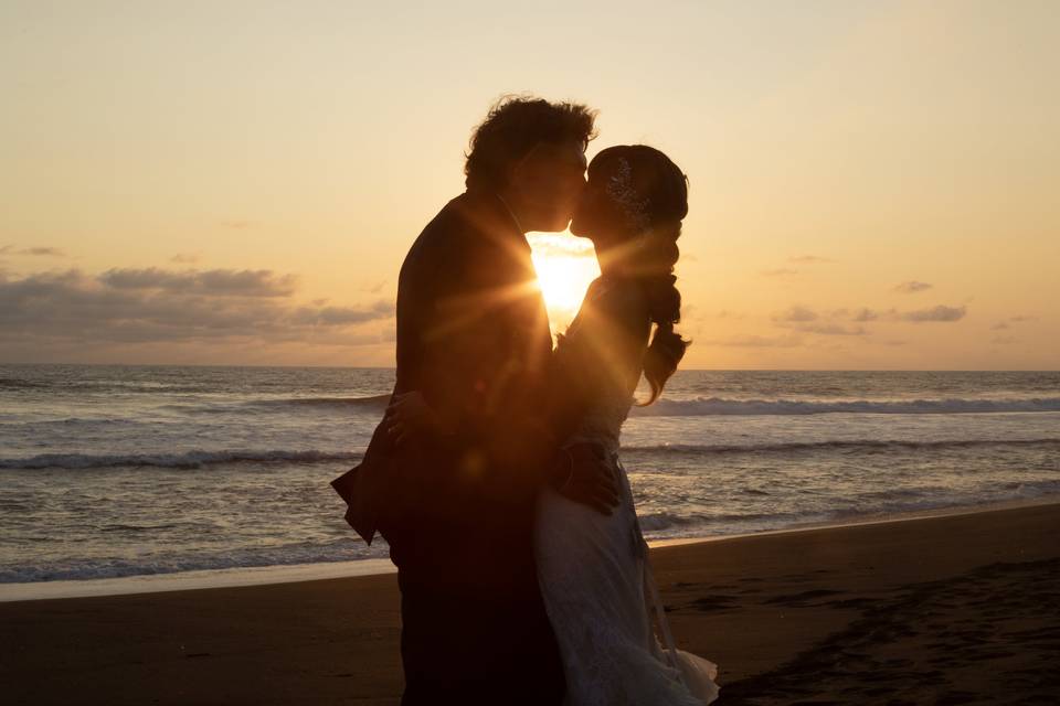 Beso en el atardecer