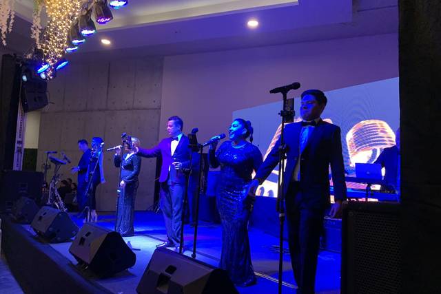 Grupo musical en el escenario