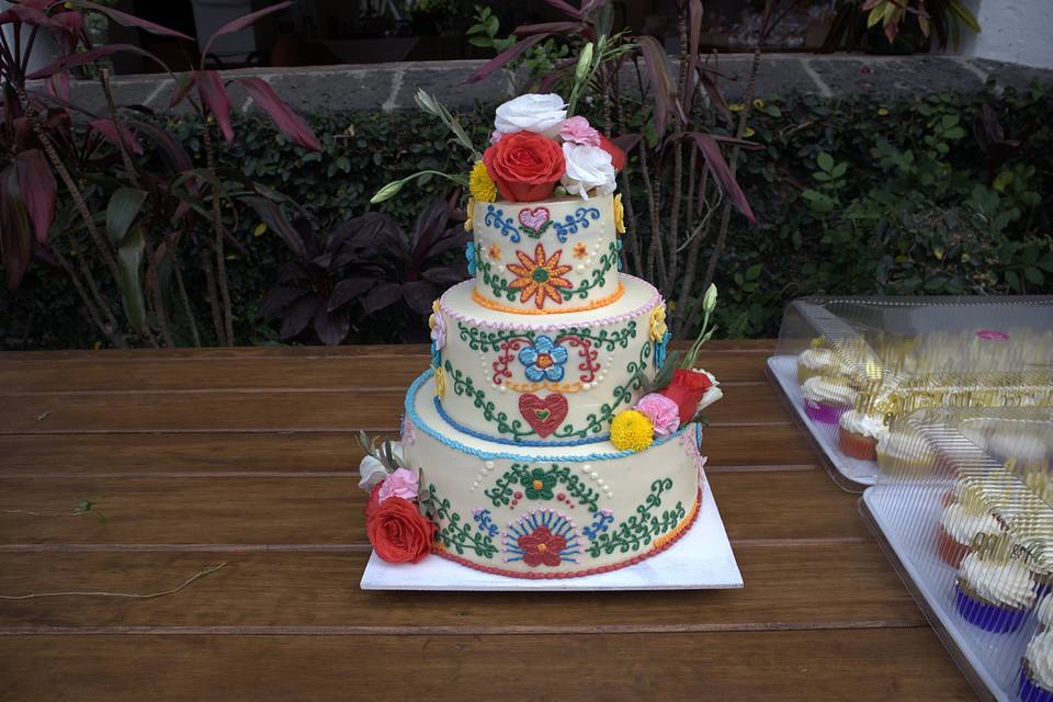 Pastel bordado mexicano