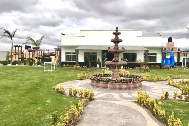 Fuente y jardín
