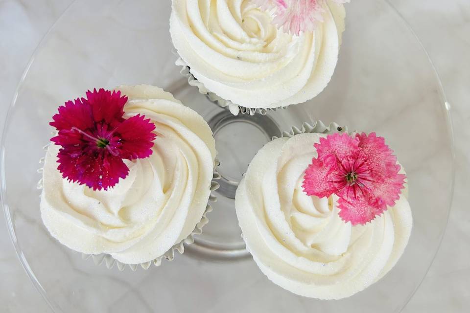 Cupcake con flor comestible