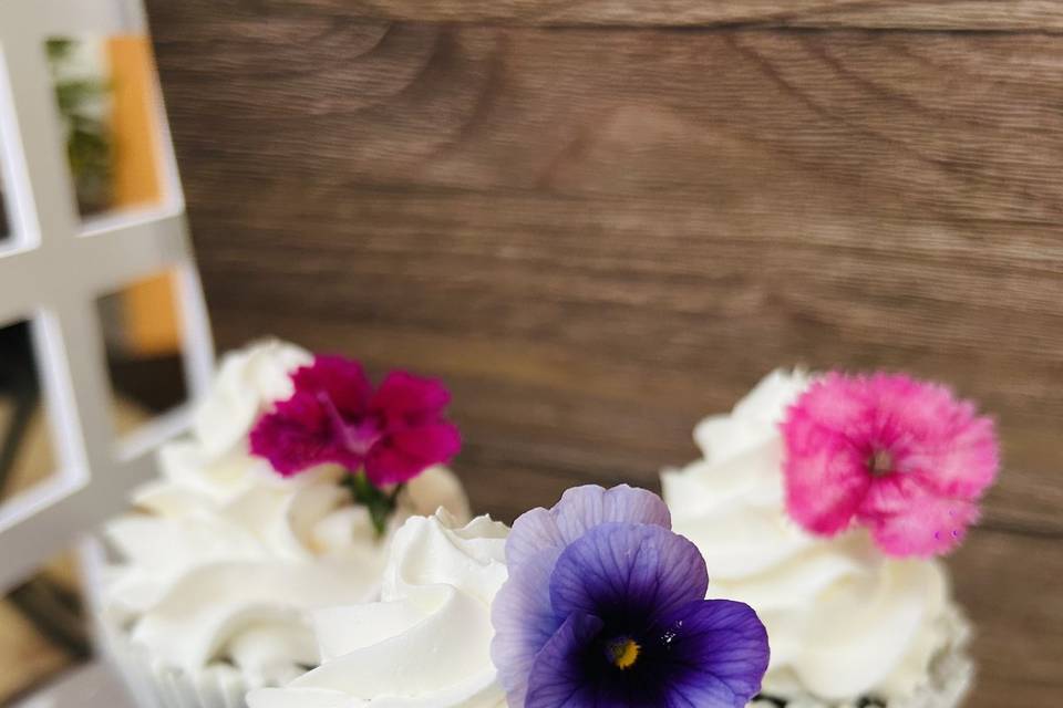 Cupcakes con flor comestible