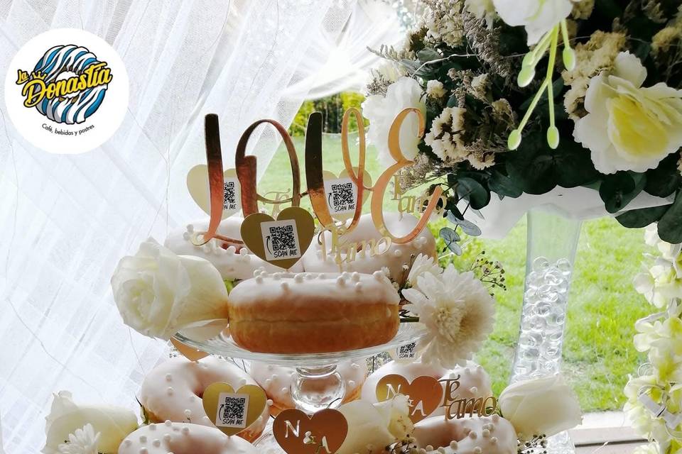 Torre de donas con flores