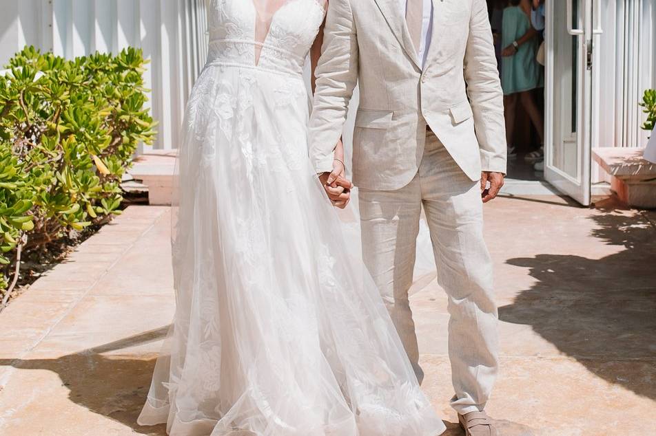 Novios caminando de la mano
