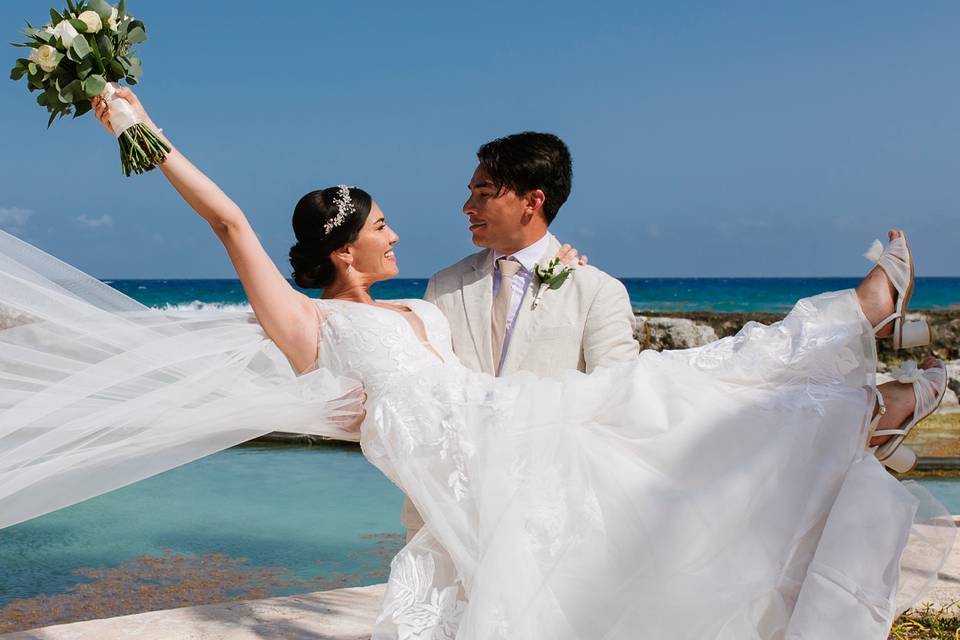 Novio sosteniendo a la novia