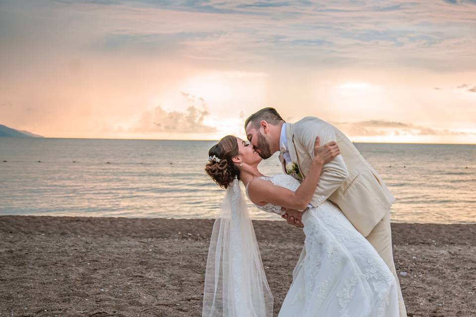 Novios besándose en la playa
