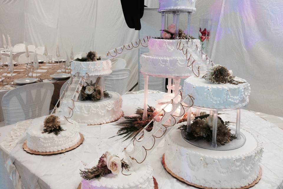 Pastel de boda con cupcakes