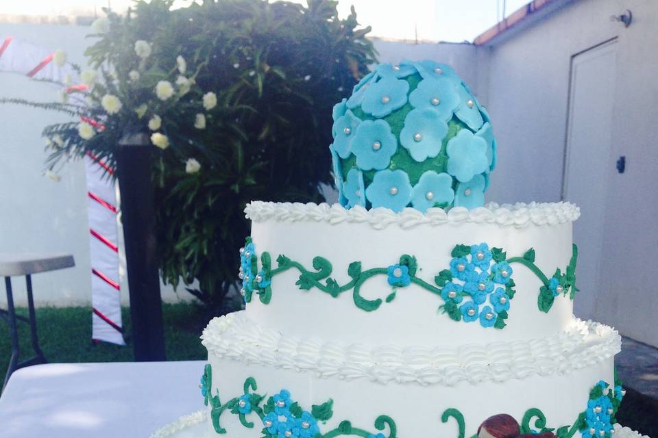 Pastel de boda con flores