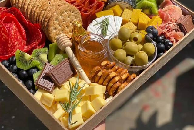 Miel, aceitunas, galletas, jamón