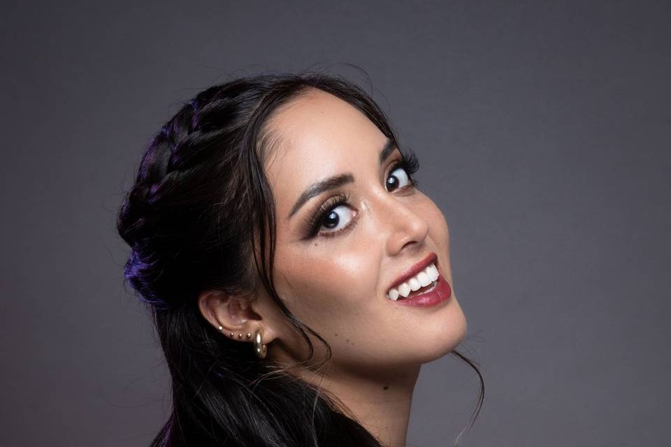 Maquillaje y peinado