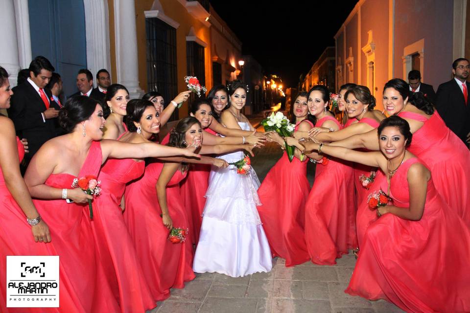 Junto a las damas de honor