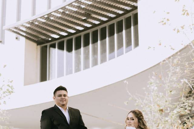 Pareja posando en una escalera