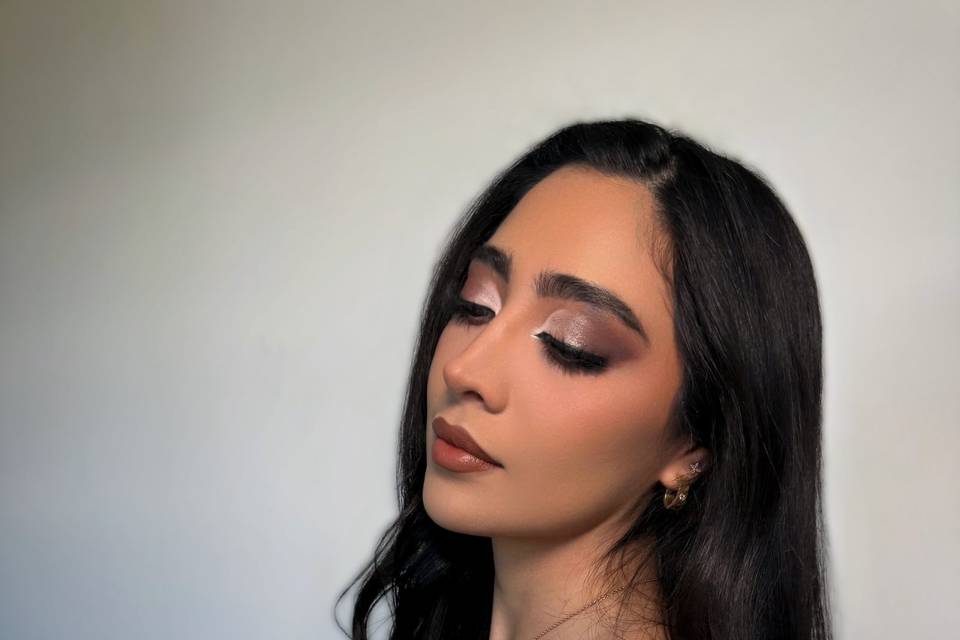 Novia con maquillaje en tonos tierra