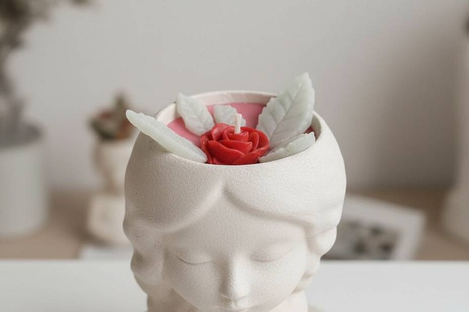 Musa con vela aromática