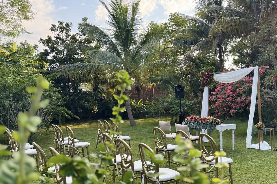 Boda religiosa en jardín